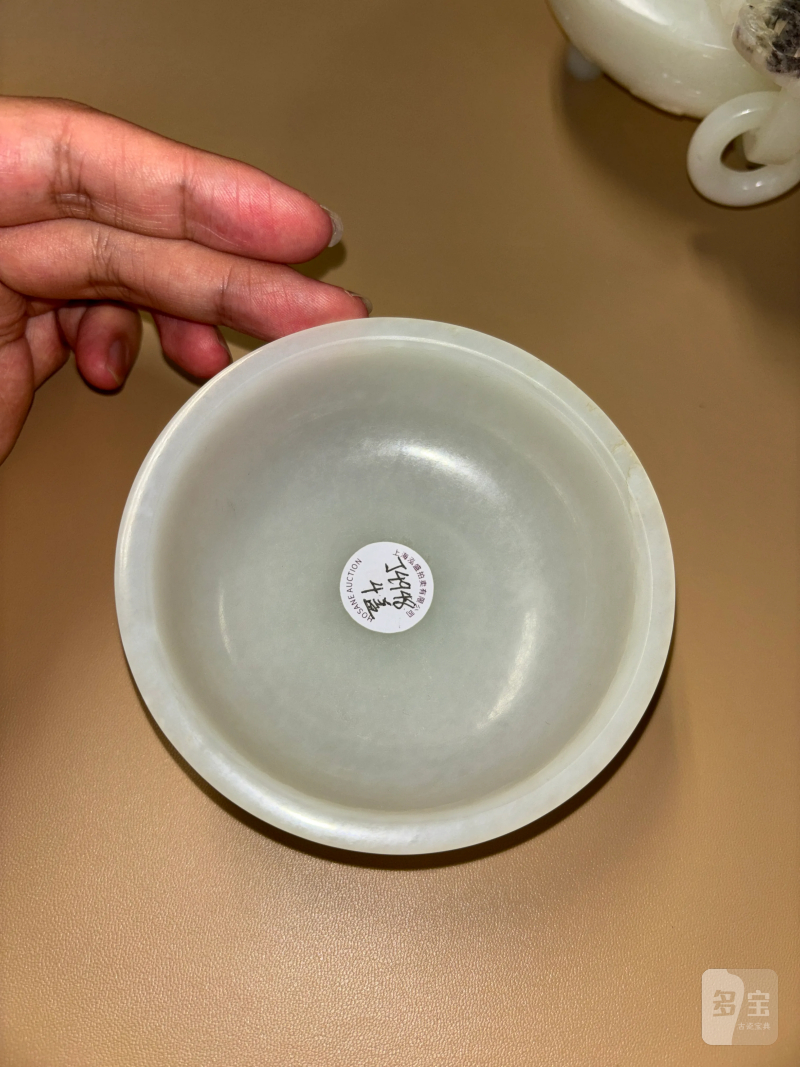 清 白玉饕餮夔龙纹双兽耳连环三足炉 - 图8